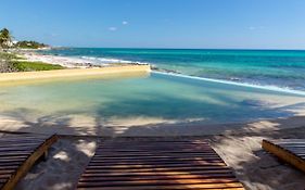 Angelina 28 Beachfront And Family Apartments - Modern And Relaxing Long Stays - 20 Min From Cancun Airport